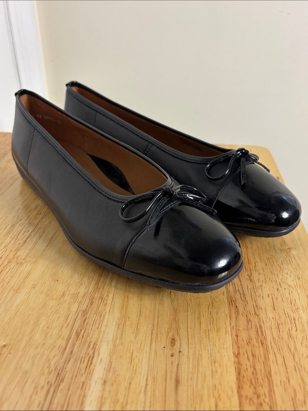 NWOT Ara Bella Black Leather Patent Cap Toe Ballet Flat  Size 6 Comfort Shoe